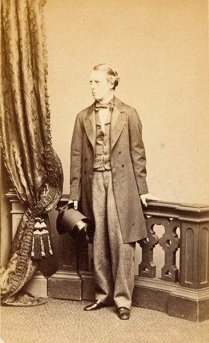 John Jabez Edwin Mayall - Sir Henry Thomson, en pied, de trois-quarts, appuyé à ...