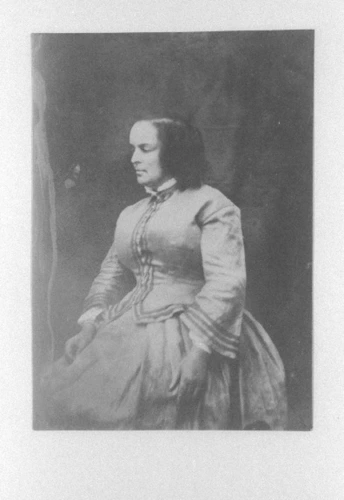 Auguste Vacquerie - Madame Victor Hugo en robe et gilet, de profil