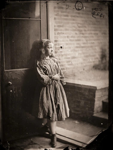 Lewis Carroll - Marion "Polly" Terry debout, dos à une fenêtre