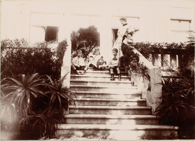 Anonyme - Claire Salles et ses trois enfants en haut des marches de l'escalier d...