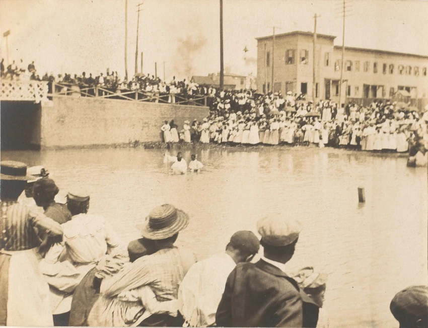 Savannah Ga., avril 1903, une foule au bord de l'eau, cérémonie du baptème ? - Paul Haviland