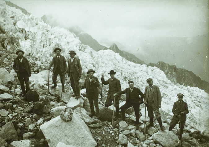 Anonyme - Groupe d'alpinistes dans la montagne