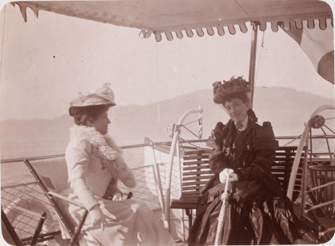 Anonyme - Mme Salles et une autre dame à bord de la Walkyrie sur le lac de Genèv...