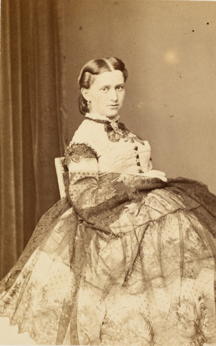 Bayard et Bertall - Mme Eiffel assise