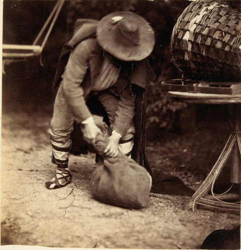 Edmond Lebel - Edmond Lebel (?), vêtu à l'italienne soulevant un baluchon