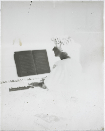 Paul Burty Haviland - Femme de trois-quarts dos, au piano
