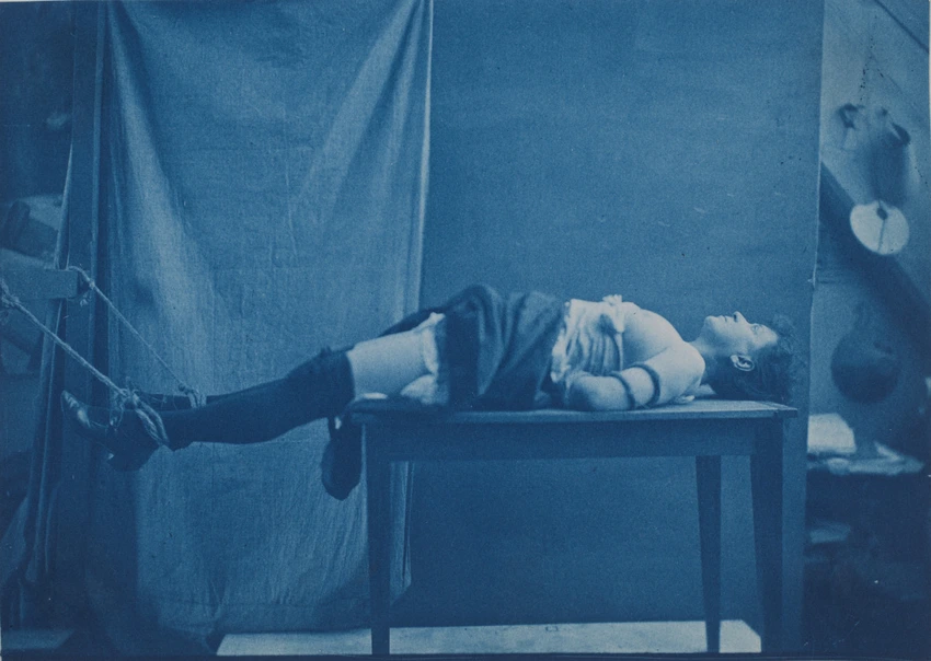 Charles-François Jeandel - Femme à demi-nue allongée sur une table, pieds attach...