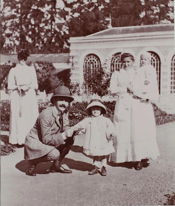 Anonyme - Rentilly, Georges Menier avec ses enfants devant une serre
