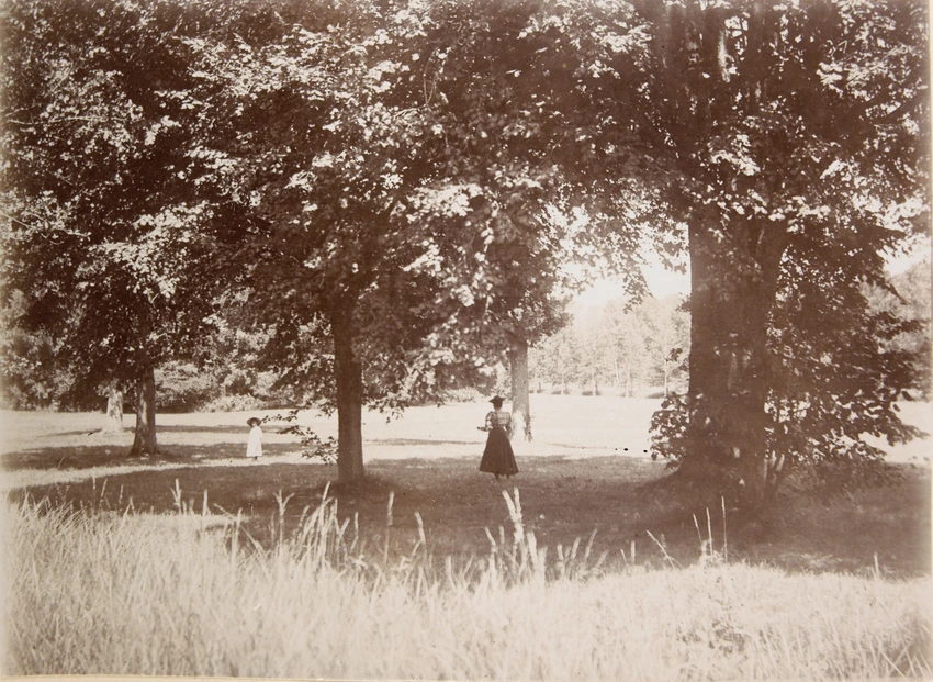 René Lalique - La Benneterie, femme et enfant dans le parc, Alice et Suzanne Lal...