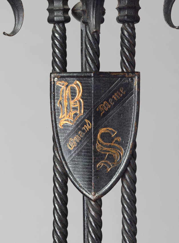 Anonyme - Portemanteau porte-parapluie aux initiales et à la devise de Sarah Ber...