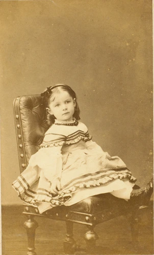 Petit fille assise sur une chaise - Pierre Lanith Petit