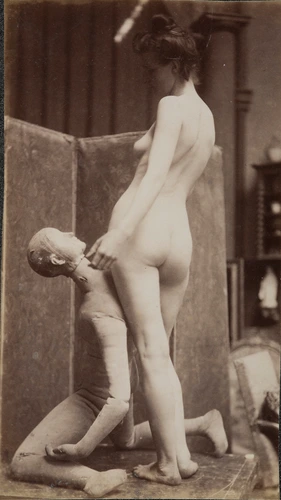 Modèle féminin tenant un mannequin d’atelier - Jacques De Lalaing