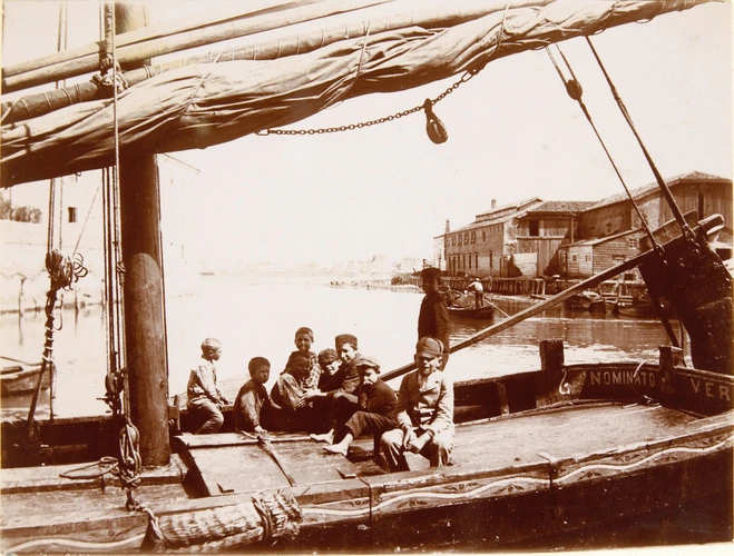 Henri Lemoine - Groupe de garçons sur un bateau, vue d'un port, Italie ?