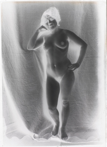 François-Rupert Carabin - Femme nue debout de face, en appui sur le coude, bras ...