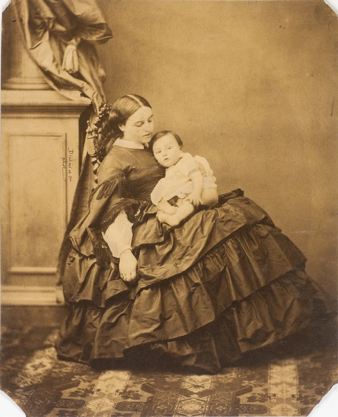 Camille Delaherche assise avec un enfant, vue de profil - André Adolphe Eugène Disdéri