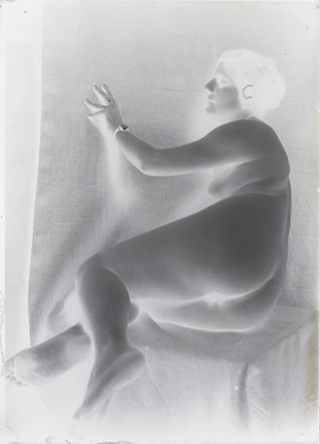 Femme nue assise de dos, visage de profil gauche - François-Rupert Carabin