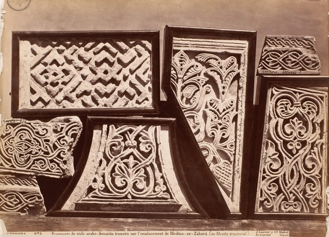 Fragments de style arabe-byzantin trouvés sur l'emplacement de Medina-az-Zaharà ( Cordoue, musée provincial) - Juan Laurent