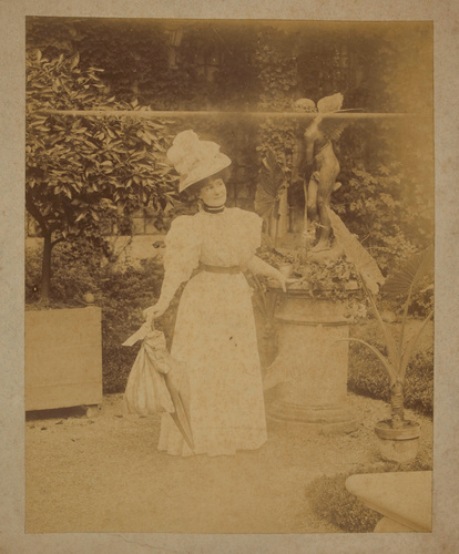 Anonyme - Portrait de Suzanne Gérôme, épouse d'Aimé Morot dans un jardin