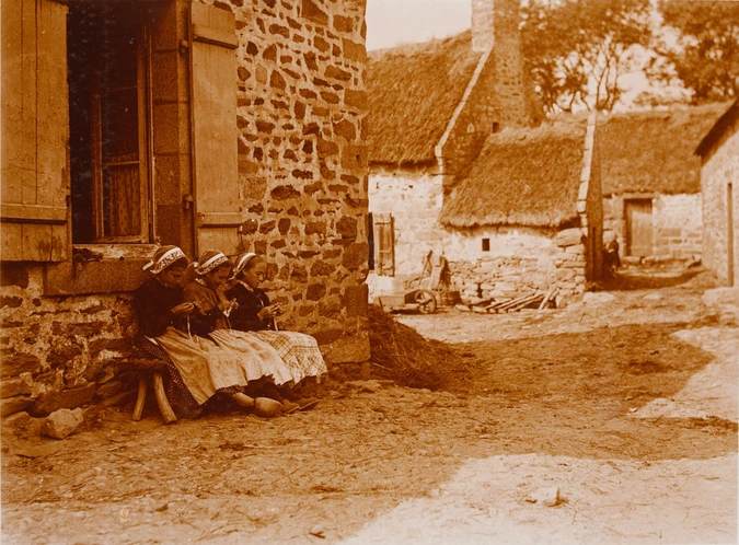 Concarneau, trois petites dentellières devant une maison - Charles Augustin Lhermitte