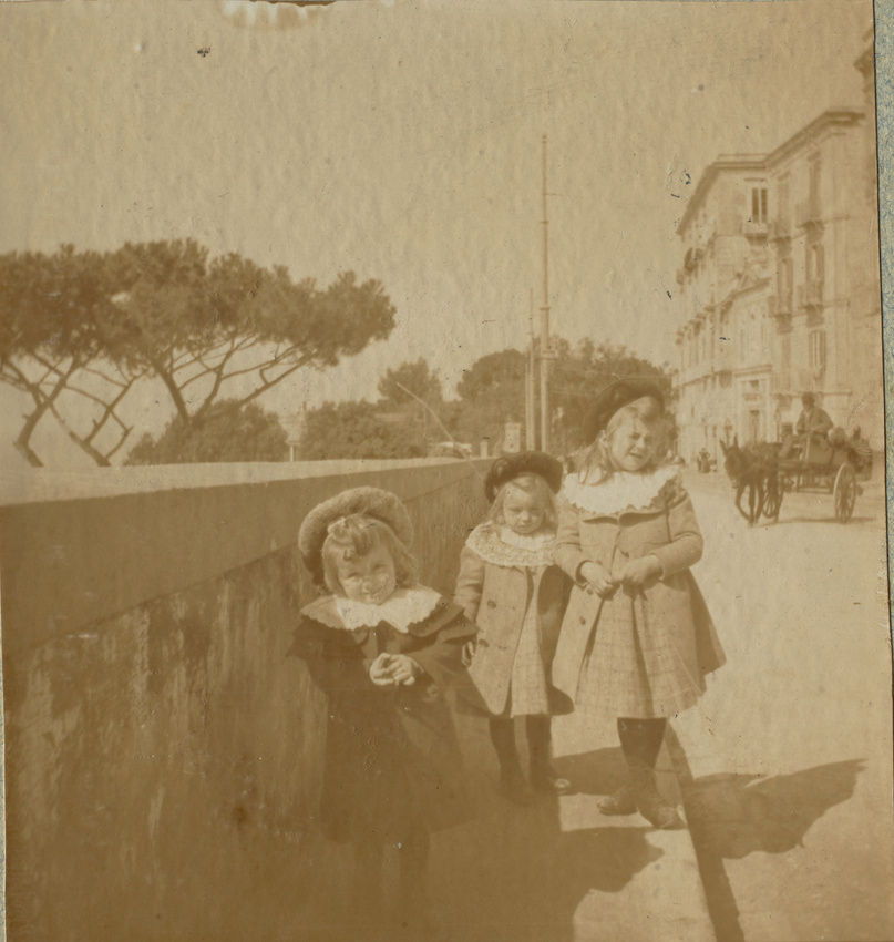 Maurice Denis - Sur un trottoir du Pausilippo, Anne-Marie, Bernadette et Noële, ...