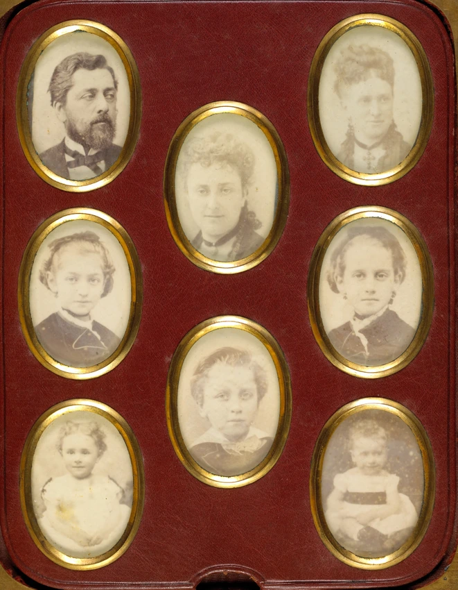 Anonyme - 8 photos ovales dans un écrin, M. et Mme Eiffel et leurs cinq enfants ...