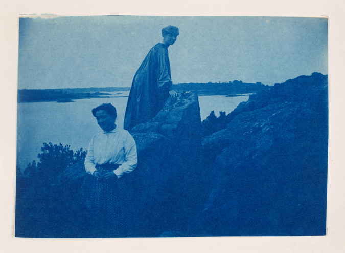 Henri Rivière - Madame Rivière près d'un rocher, en compagnie d'une autre femme,...