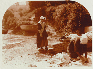 Charles Augustin Lhermitte - Doëlan ?, lavandières - Deux femmes au lavoir