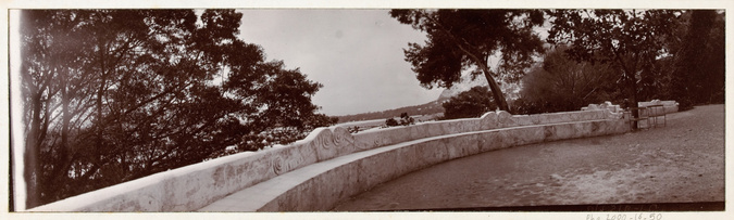 Philippe d' Orléans - Banc-rambarde en pierre dans un parc, propriété du duc d'O...