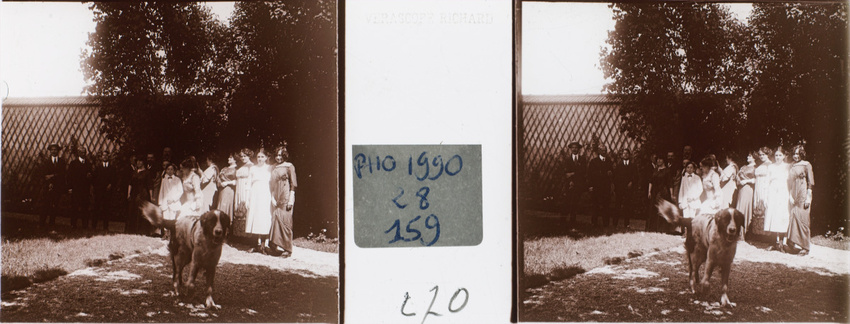 Anonyme - Portrait de famille avec chien, au jardin