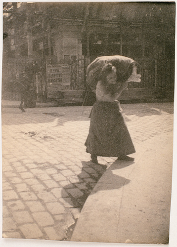 Henri Rivière - Travailleuse marchant, un fardeau sur l'épaule, Paris