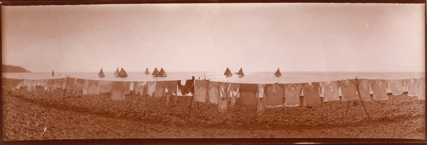 Constant Puyo - Voiliers et linge sur une plage en Bretagne