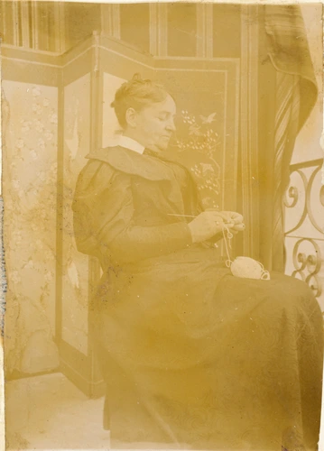 Auguste Delaherche - Femme assise tricotant, la même