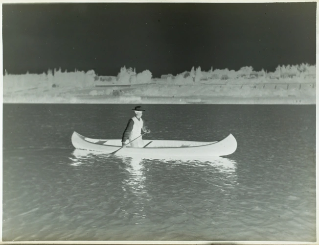 Jean dans un canoé, juillet 1903 - Paul Haviland