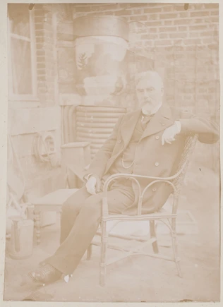 Henri Rouart âgé, assis dans un fauteuil en rotin dans un atelier - Anonyme