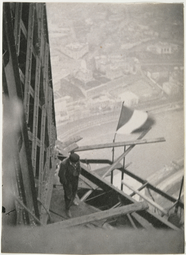 Henri Rivière - La Tour Eiffel - Visiteur sur un échafaudage du pilier nord, vue...