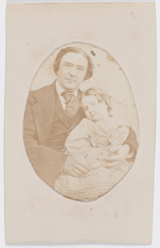 Anonyme - Paul Legrand en costume de ville tenant un enfant sur les genoux