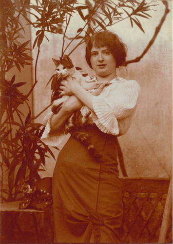 Charles Augustin Lhermitte - Jeune femme debout, tenant un chat dans ses bras