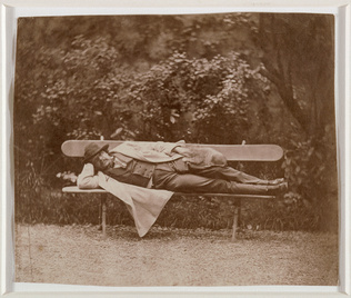 Nadar - Autoportrait allongé sur un banc