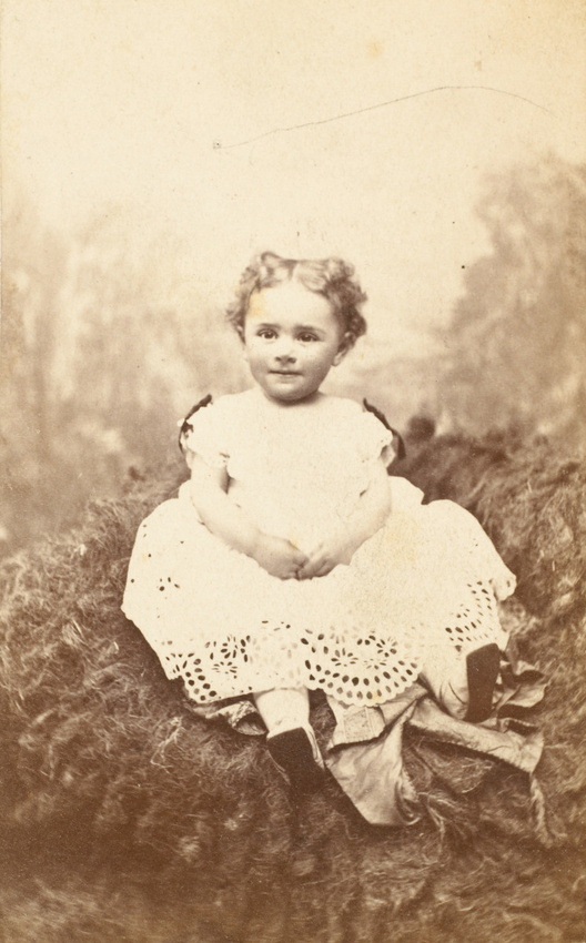 Alophe - Valentine Eiffel assise par terre, 1872