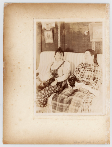 Anonyme - Sur une banquette, Suzanne Valadon (?) et Lili Grenier tenant un chat,...