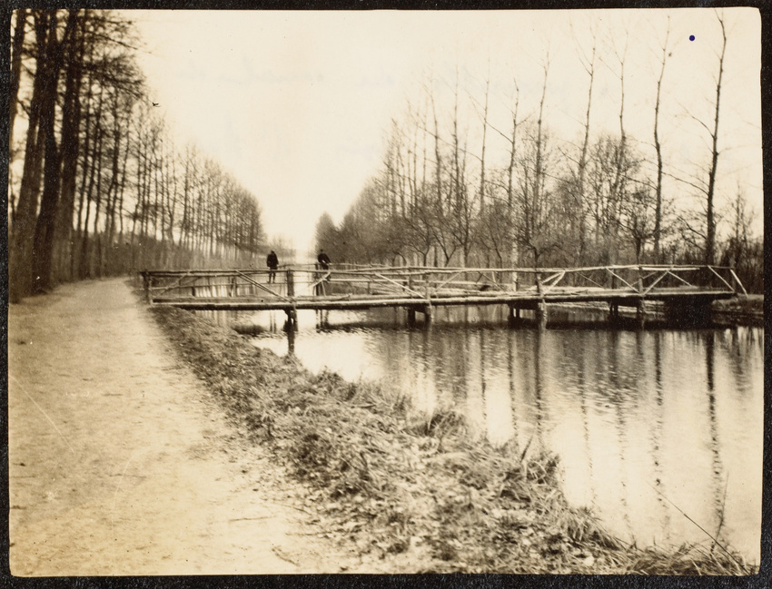 Anonyme - Les Passerelles du canal de l'Aisne dans le bois d'Auzoy, avril 1915