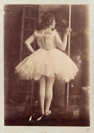Anonyme - Lili Grenier en danseuse de dos, dans l'atelier d'Albert de Belleroche