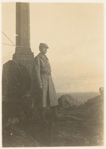 Auguste Delaherche - Pierre en costume militaire devant un obelisque