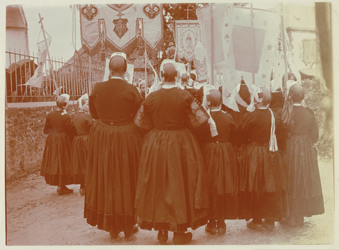 Charles Augustin Lhermitte - Procession à Landudec, femmes et enfants de dos