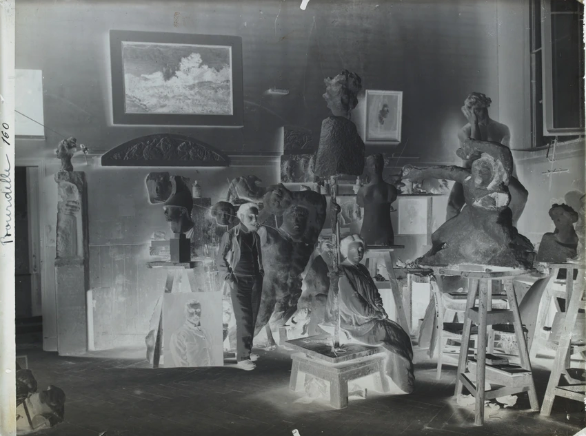 Le Sculpteur Bourdelle dans son atelier avec un modèle, vers 1900 - Henri Manuel