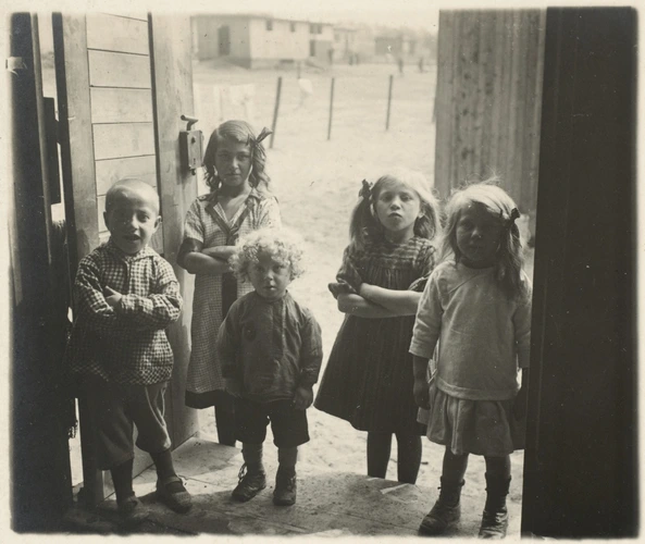 André de Boudinhon - Cinq fillettes à l'entrée du camp de Holzminden