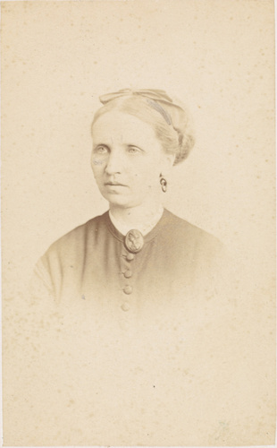 Charles Reutlinger - Madame Courtois de trois-quarts, en buste