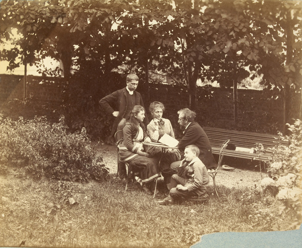Anonyme - Gustave, Claire, Edouard, Valentine et Albert Eiffel autour d'une tabl...