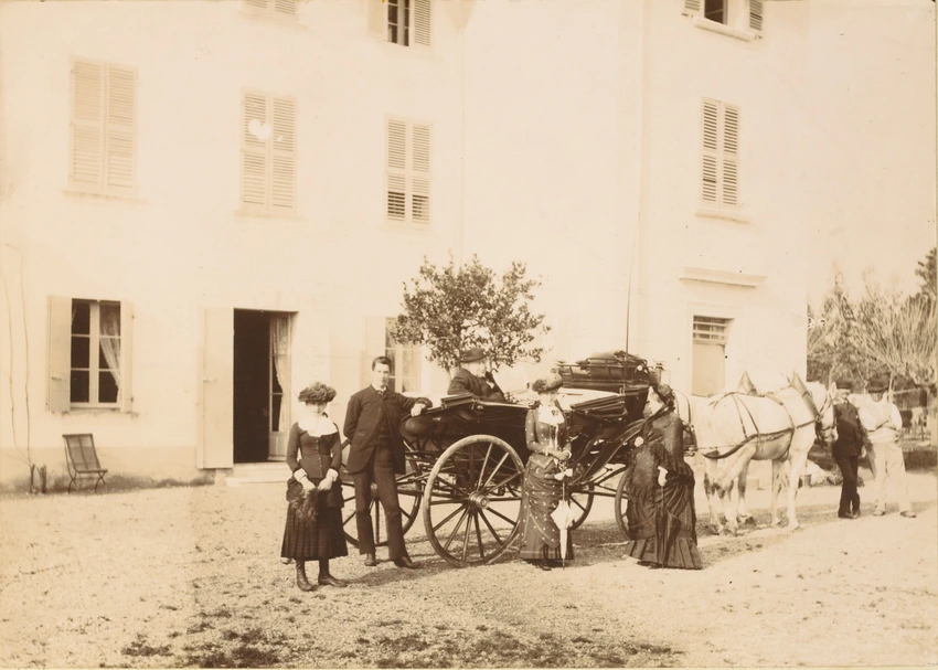 Anonyme - A Hyères, Claire et Valentine Eiffel devant une voiture à cheval dans ...