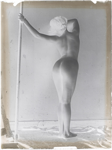 François-Rupert Carabin - Femme nue de dos, tenant une barre de la main gauche